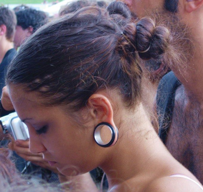 Mladé dievča s veľkým tunelom v uchu