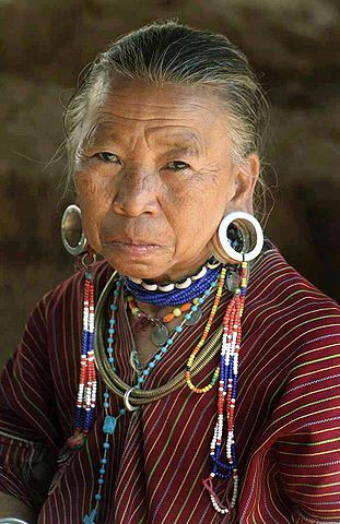 Žena z pôvodného kmeňa obyvateľov s tunelom v uchu