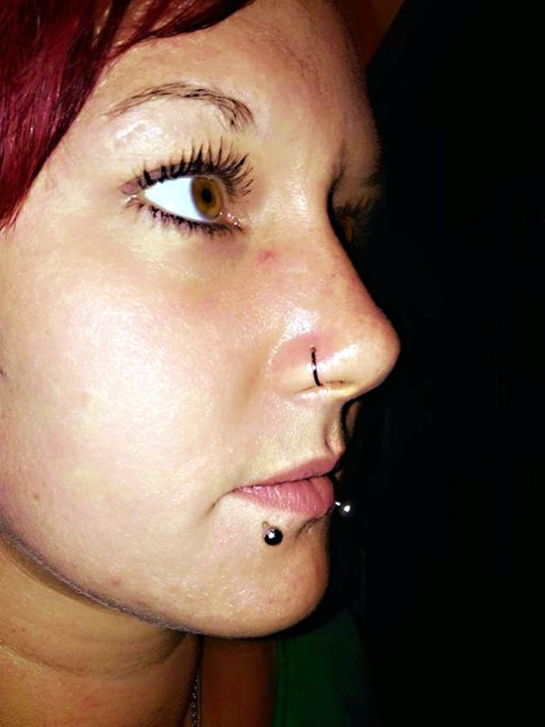 Mladé dievča s piercingom v nose po čerstvej aplikácii